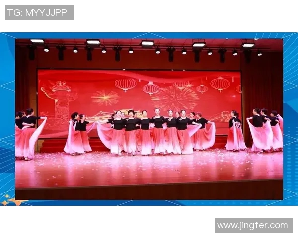 足球明星叉腰背影展现自信风采的瞬间与魅力 足球明星叉腰背影展现自信风采的瞬间与魅力